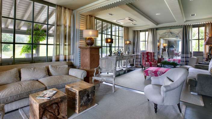 Ein Wohnzimmer mit einem Couchtisch und einem Stuhl