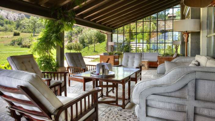 Ein Wohnzimmer mit vielen Möbeln und einem Tisch