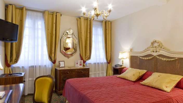 Ein Hotelzimmer mit einem Bett und einem Fernseher