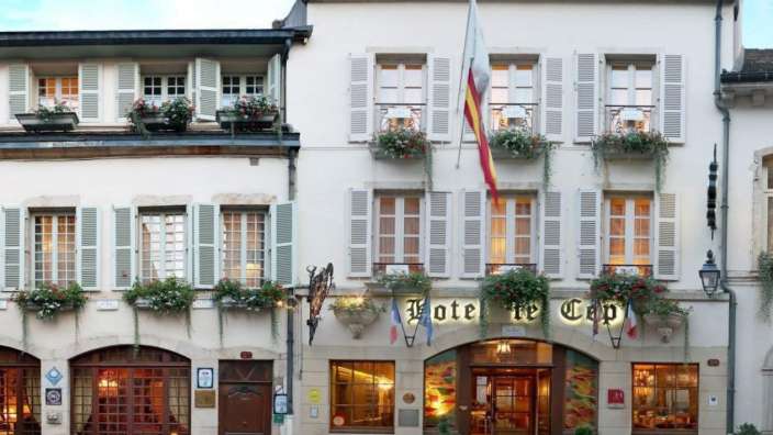 Ein weißes Gebäude mit der Aufschrift " hotel le cap " darauf