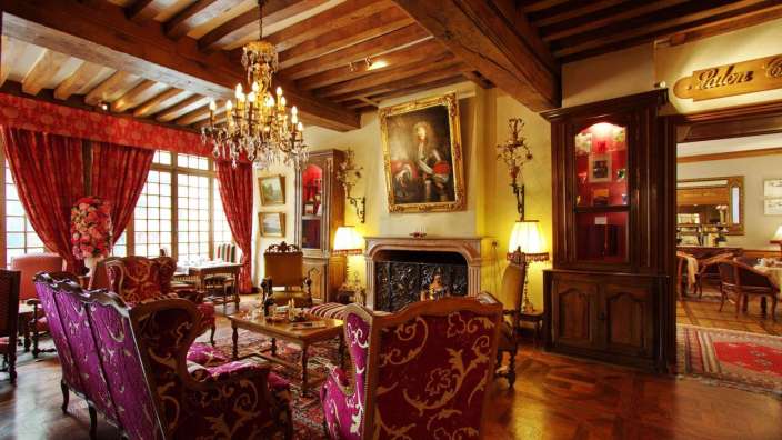 Ein Wohnzimmer mit roten Möbeln und einem Kamin