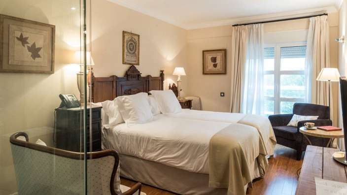 Ein Schlafzimmer mit zwei Betten und einem Stuhl