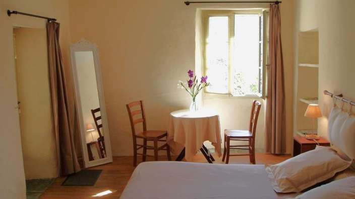 Ein Schlafzimmer mit einem Bett, einem Tisch und einem Spiegel