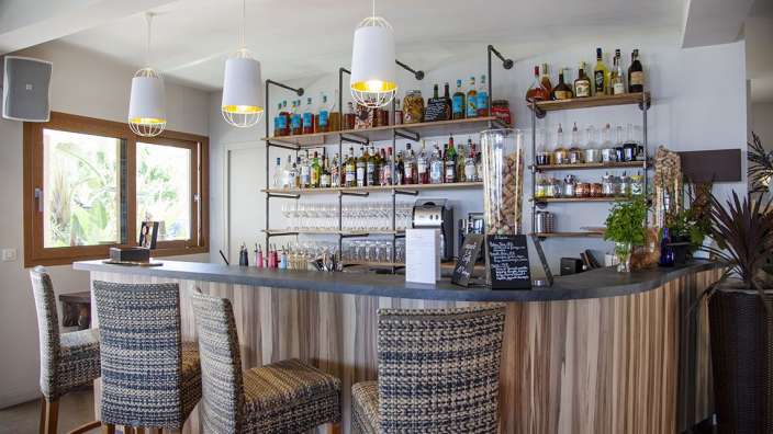 Eine Bar mit vielen Flaschen an den Regalen