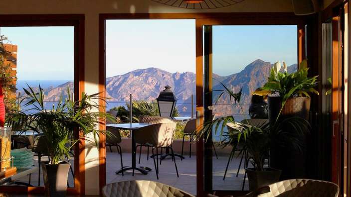 Ein Restaurant mit Blick auf die Berge und das Meer