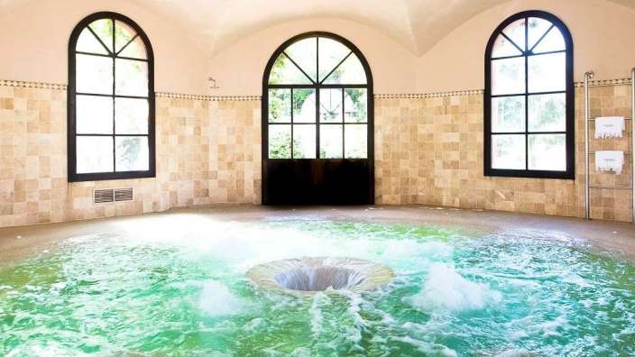 Ein großer Pool mit einem Loch in der Mitte
