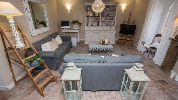 Ein Wohnzimmer mit einem Couchtisch und zwei Laternen