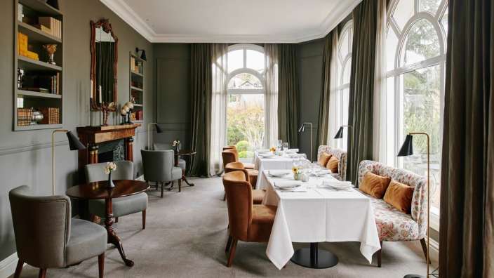 Ein Esszimmer mit einem Tisch und Stühlen und einem Kamin