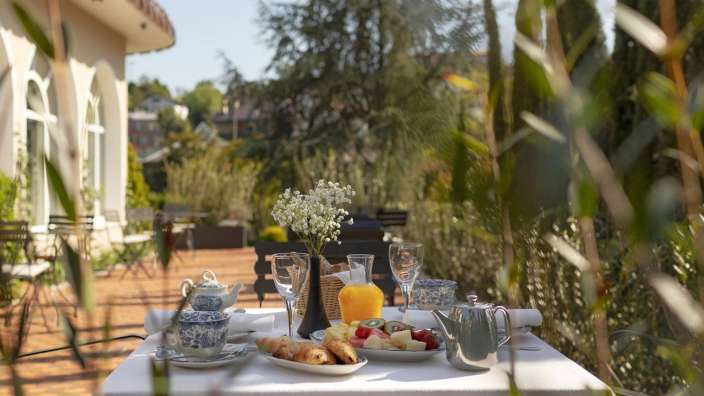 Ein tisch mit einem teller mit früchten und orangensaft darauf