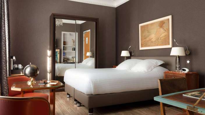 Ein Schlafzimmer mit einem Bett und einem Schreibtisch