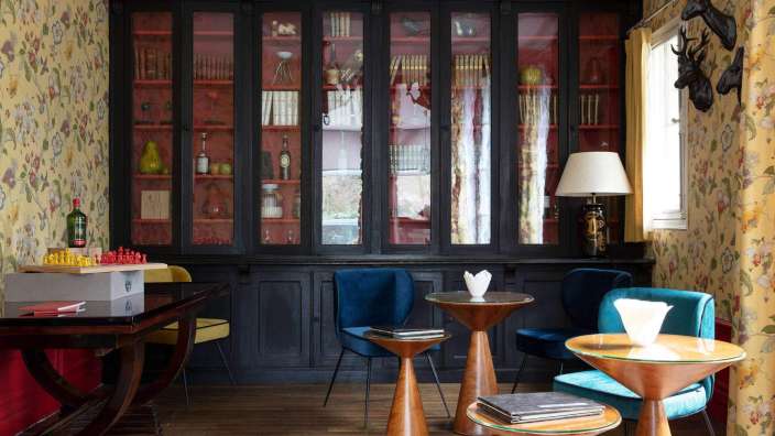 Ein Wohnzimmer mit vielen Möbeln und einem Schachspiel