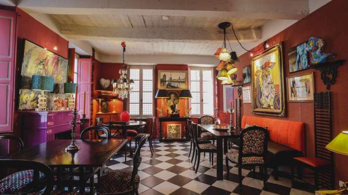 Ein Raum mit Tischen und Stühlen und einem karierten Boden