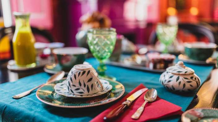 Ein Tisch mit einer Tasse und Untertasse auf einem Teller