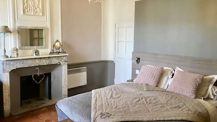 Ein Schlafzimmer mit einem Bett und einem Kamin