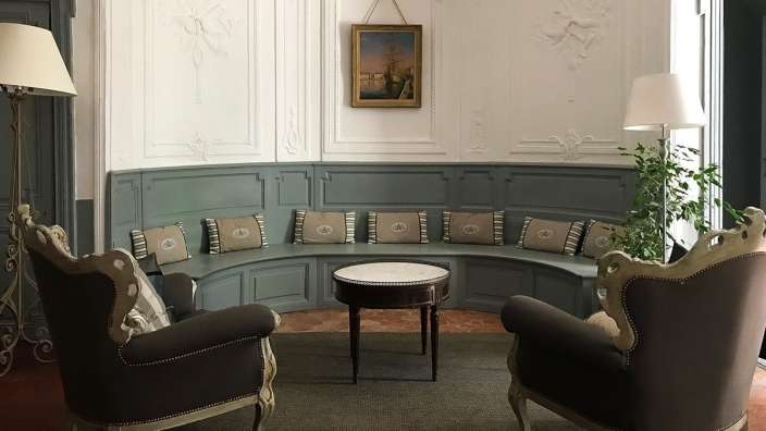 Ein Wohnzimmer mit zwei Stühlen und einem Tisch