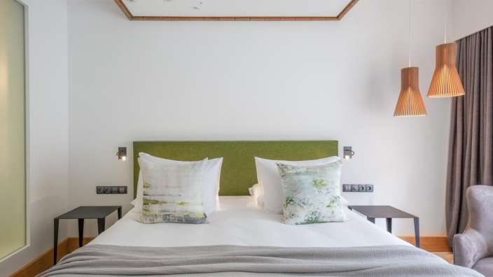 Ein Schlafzimmer mit einem Bett und zwei Nachttischen