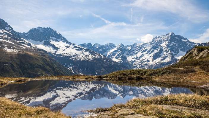 Ein See mit schneebedeckten Bergen im Hintergrund