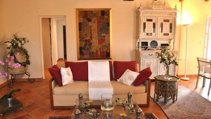 Ein Wohnzimmer mit einer Couch und einem Tisch