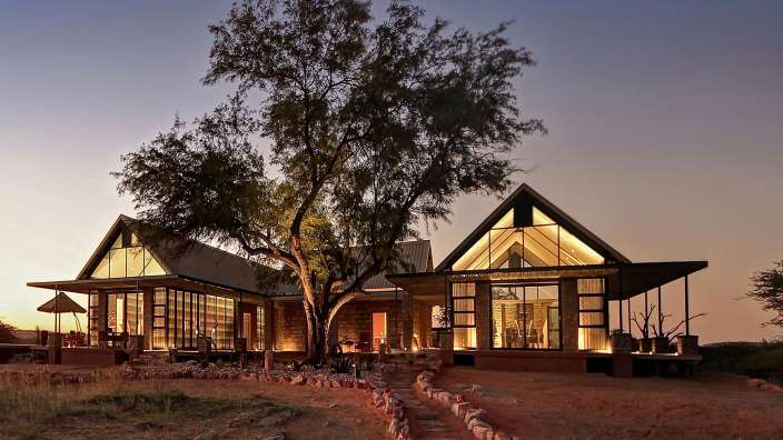 Ein Haus mit vielen Fenstern und einem Baum davor