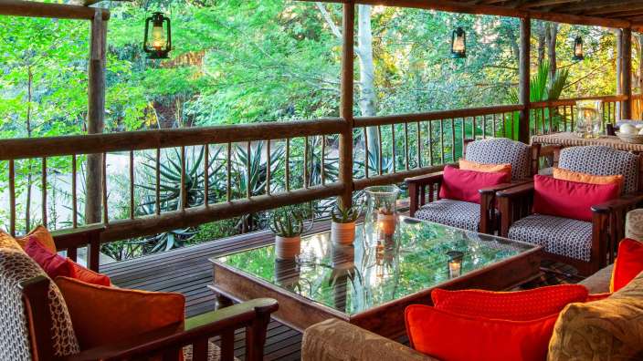 Ein Wohnzimmer mit Couch und Stühlen und einem Tisch