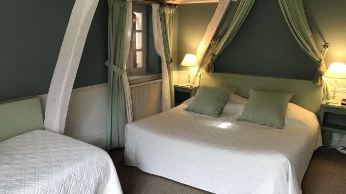 Ein Schlafzimmer mit zwei Betten und einem Himmelbett