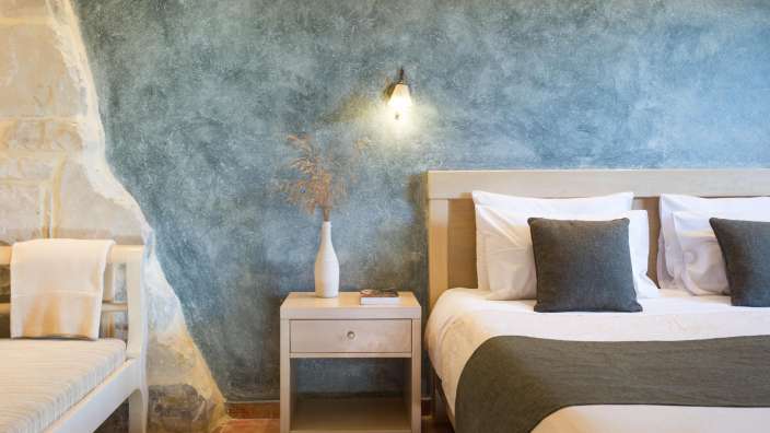 Ein Schlafzimmer mit einem Bett und einem Nachttisch