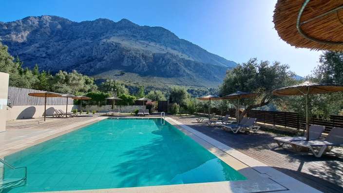 Ein großer Swimmingpool mit einem Berg im Hintergrund