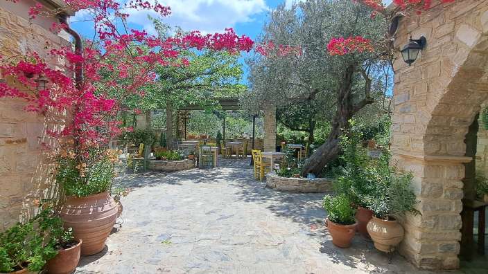 Ein Steingebäude mit einem Schild darauf , das sagt ' taverna '