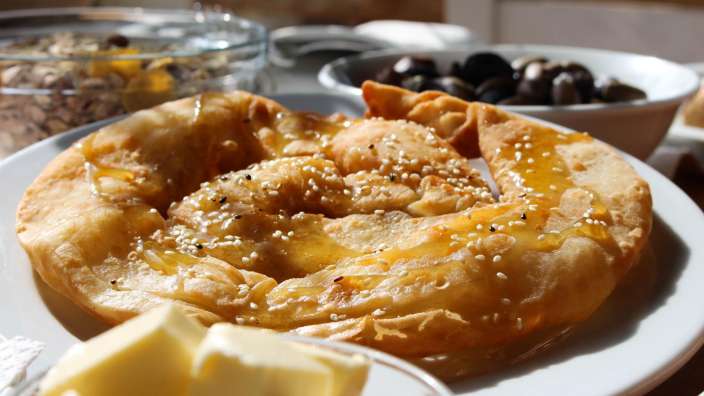 Auf einem weißen teller steht ein stück butter neben einem stück brot