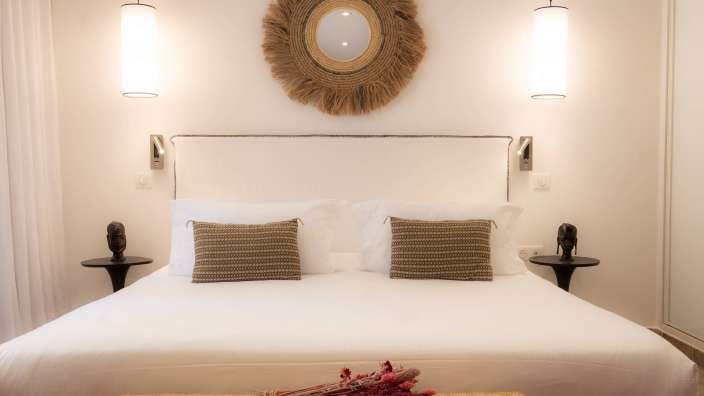Ein Schlafzimmer mit einem Bett und zwei Nachttischen