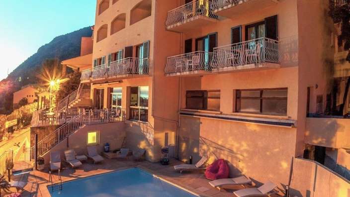 Ein großes Hotel mit einem großen Pool und Balkonen