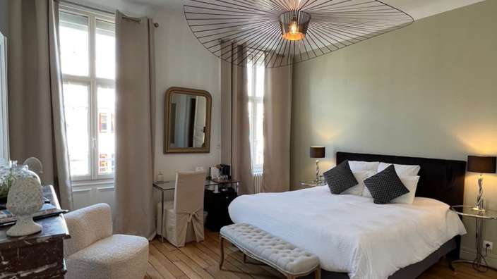 Ein Schlafzimmer mit einem Bett und einem Stuhl