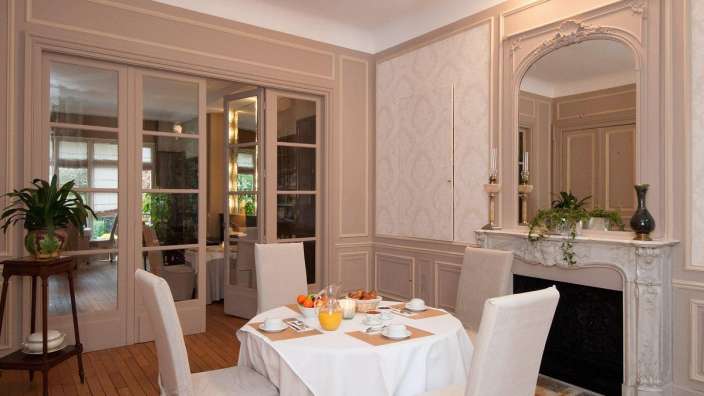 Ein Esszimmer mit einem Tisch und Stühlen und einem Kamin