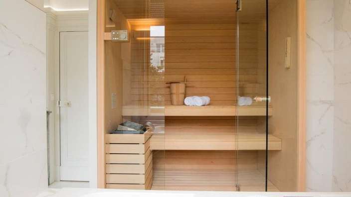 Ein Badezimmer mit einer Sauna und einer Badewanne