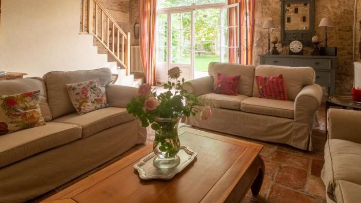 Ein Wohnzimmer mit zwei Sofas und einem Couchtisch