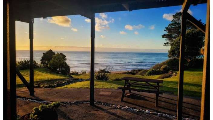 Ein Picknicktisch mit Blick auf den Ozean