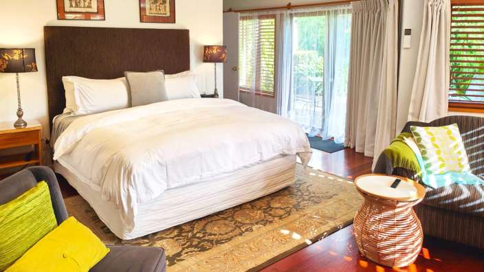 Ein Schlafzimmer mit einem Bett und einem Stuhl