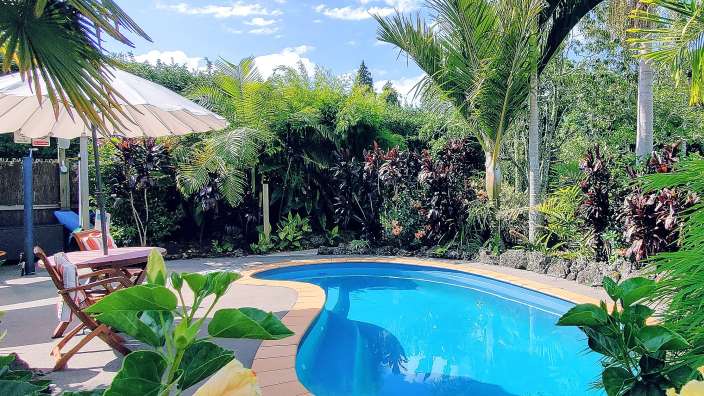 Ein kleiner Pool mit einem Tisch und Stühlen davor