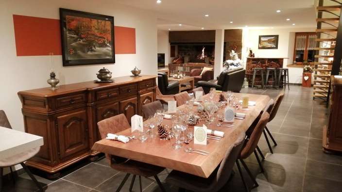 Ein Esszimmer mit einem langen Holztisch und Stühlen