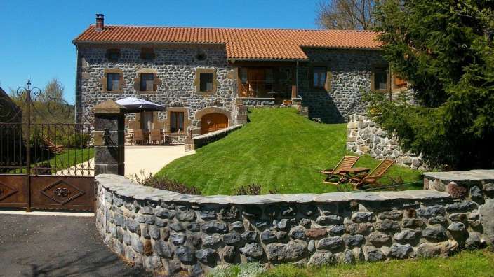 Ein großes Steinhaus mit einem roten Dach