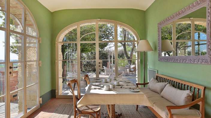 Ein Tisch und Stühle in einem Raum mit grünen Wänden