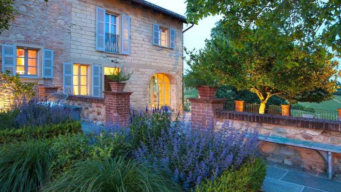 Ein großes Steinhaus mit blauen Fensterläden