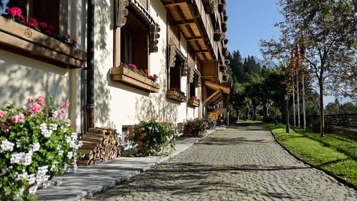 Eine gepflasterte Straße führt zu einem großen Gebäude