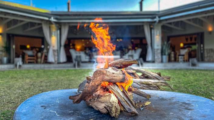 Ein Feuer brennt auf einem Tisch vor einem Haus