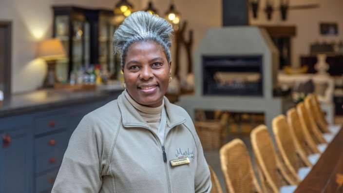 Eine Frau trägt einen Pullover mit der Aufschrift " marlene " darauf