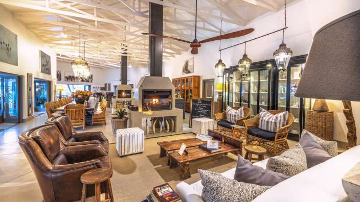 Ein Wohnzimmer mit vielen Möbeln und einem Kamin