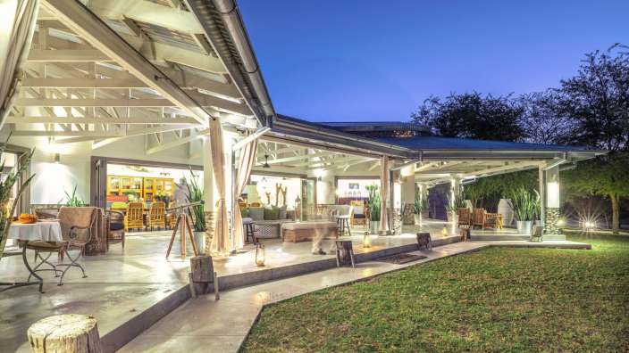 Ein großes Haus mit vielen Möbeln und einem blauen Dach