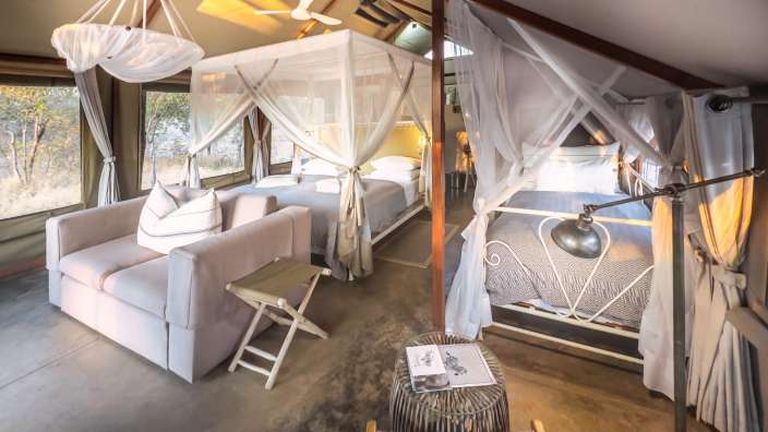 Ein Zimmer mit zwei Betten und einem Couchtisch