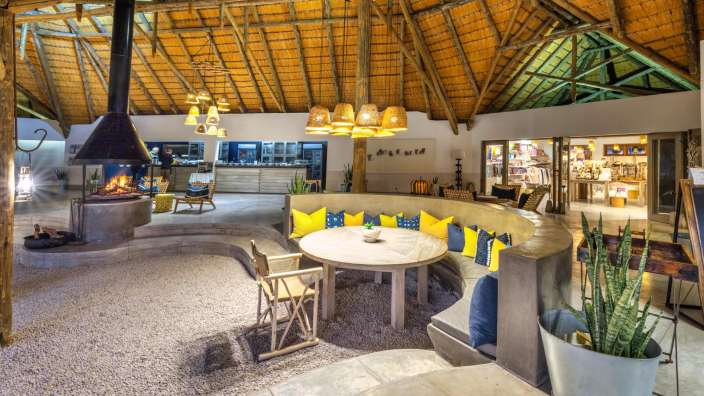 Ein Wohnzimmer mit einem Tisch und Stühlen und einem Kamin