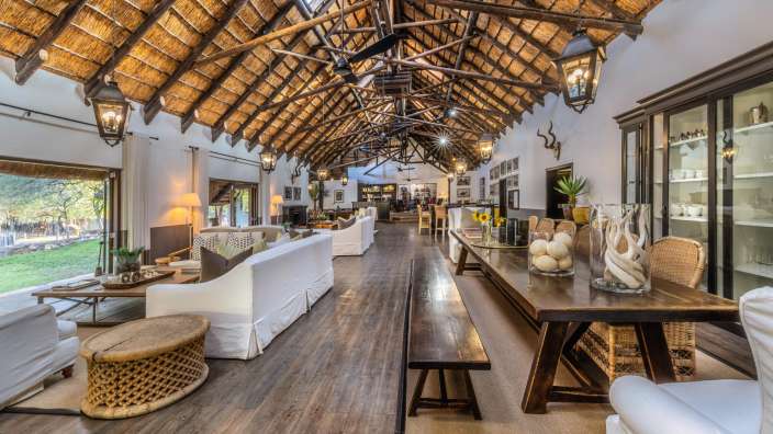 Ein Wohnzimmer mit weißen Möbeln und einem Tisch